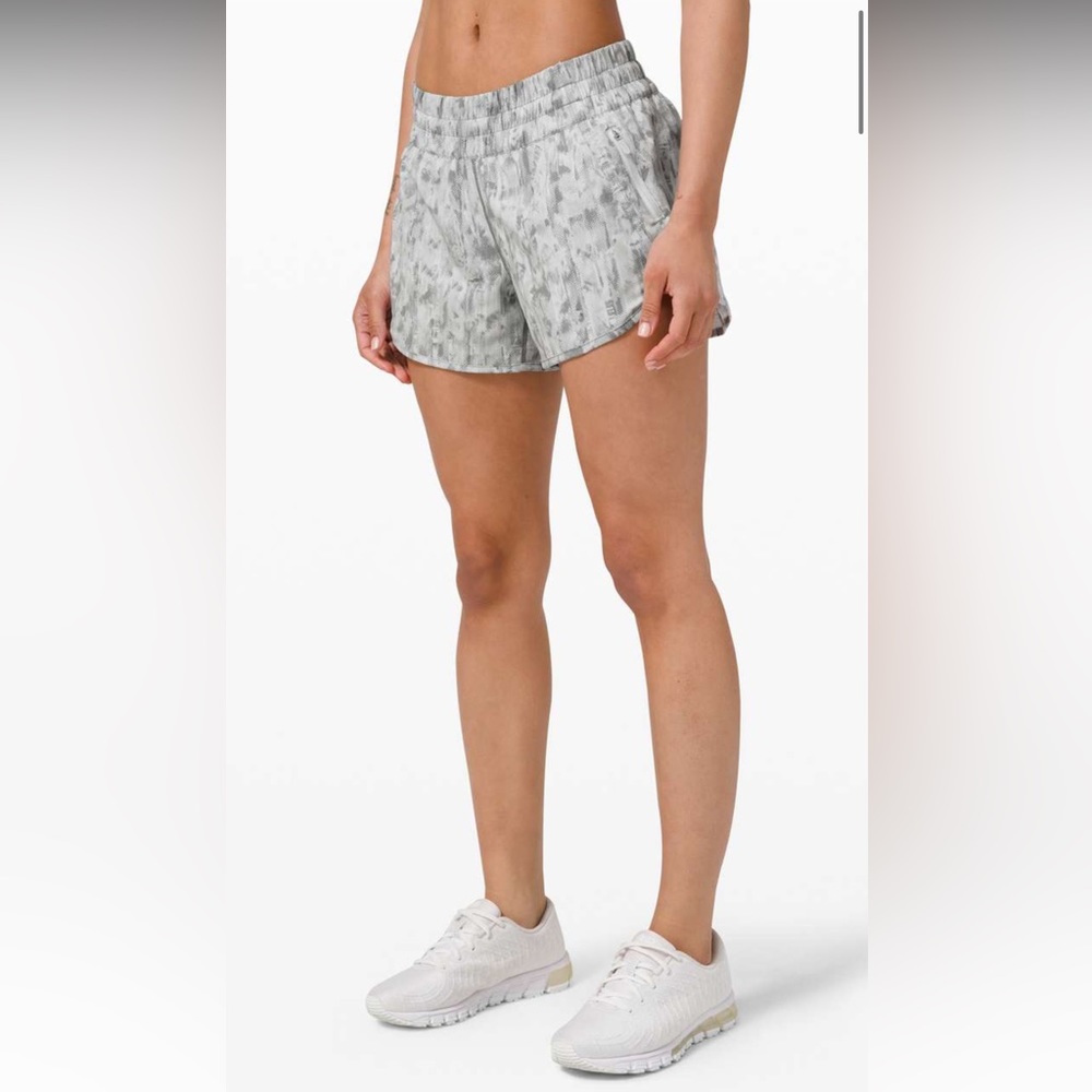 Lululemon Athletica: Tracker Short V * 4”